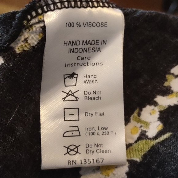 Black skirt with daisy chain design - Picture 7 of 7